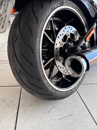 HARLEY-DAVIDSON SOFTAIL BREAKOUT 